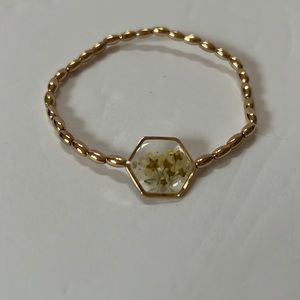 Bracelet Goldtone Beads Octagon Shape in Center Cream Color Dry Flowers Stretch